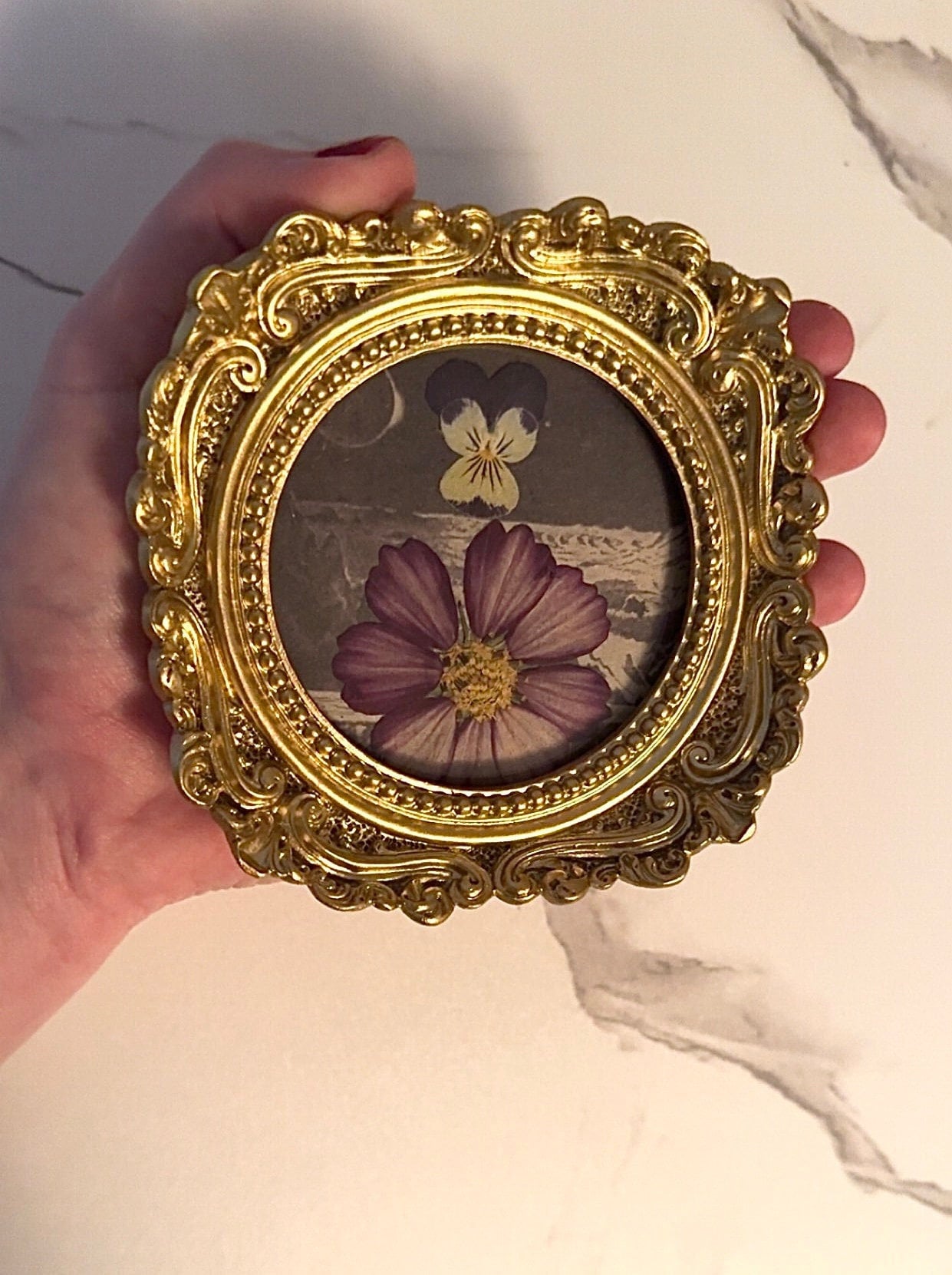 Gold Antique Style Ornate Vintage Frame Pressed Flowers Within ...