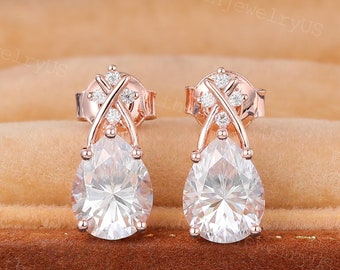 Un par de pendientes únicos de moissanita en forma de pera, pendientes vintage de moissanita en oro rosa de 14 quilates, pendientes de lágrima Art Deco, regalo de aniversario para ella.