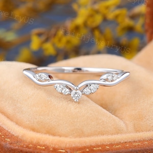Alliance unique en or blanc 14 carats et moissanite, incurvée, style celtique, fine et élégante, idéale pour un mariage ou un anniversaire. Cadeau parfait pour femme.