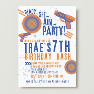 Puede incluir: Una invitación blanca con gráficos azules y naranjas para una fiesta de cumpleaños. El texto dice "Ready... Set... Aim... Party!" y "Trae's 7th Birthday Bash". Incluye detalles sobre el evento, como la fecha, la hora y la información de RSVP.