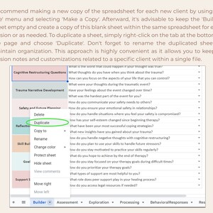 Puede incluir: Una captura de pantalla de una pantalla de computadora que muestra una hoja de c&aacute;lculo con un men&uacute; desplegable etiquetado como "Duplicar". El men&uacute; es parte de una hoja de c&aacute;lculo m&aacute;s grande con encabezados como "Preguntas de reestructuraci&oacute;n cognitiva", "Desarrollo narrativo del trauma", "Seguridad y planificaci&oacute;n futura", "Reflexi&oacute;n", "Desarrollo de habilidades", "Objetivo", "Apoyo" y "Constructor".