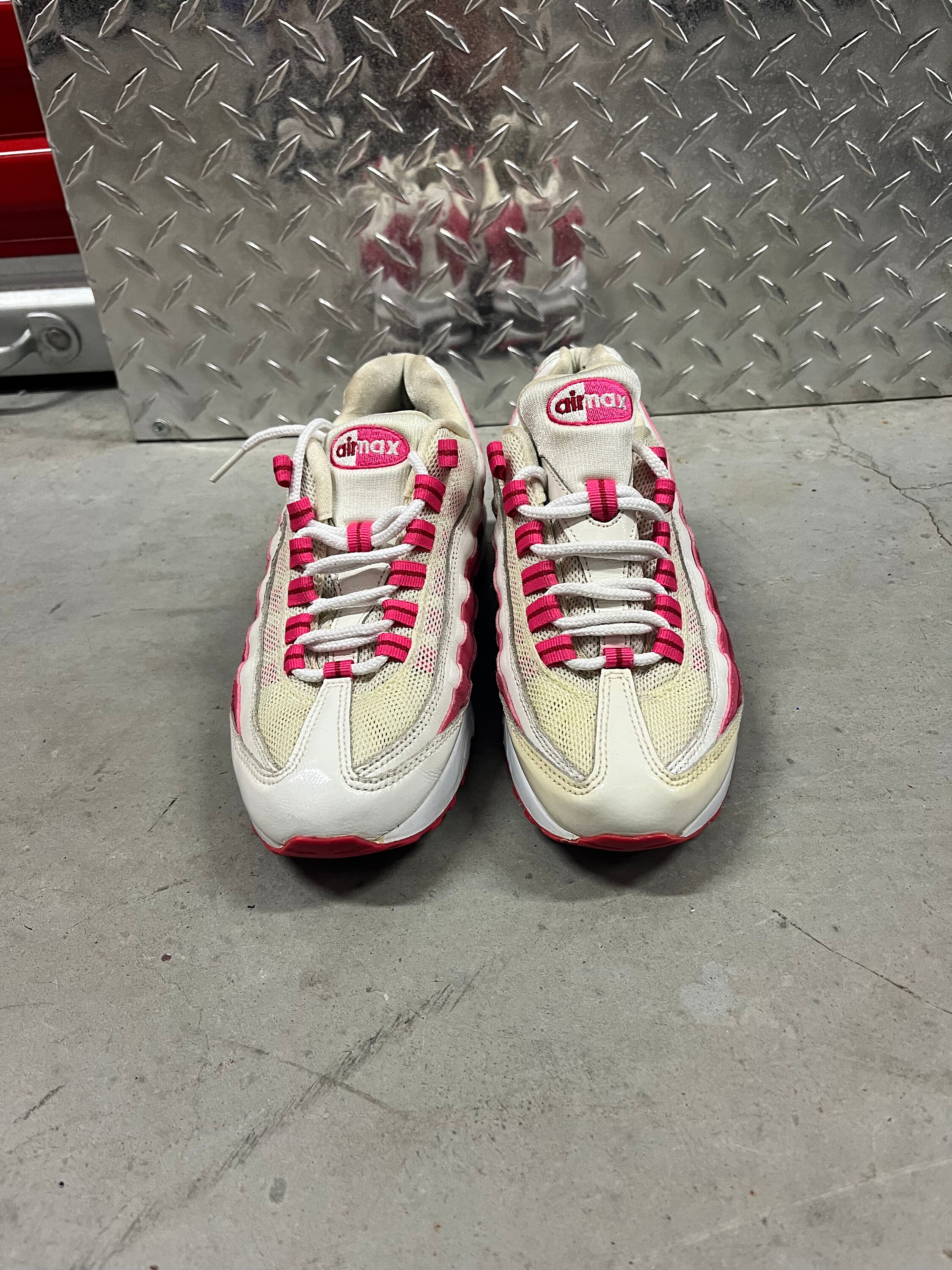 white and pink 95s