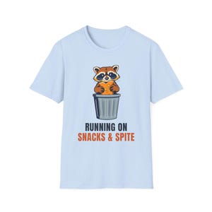 Running On Snacks and Spite Raccoon T-Shirt, Funny Trash Panda Tee afbeelding 6