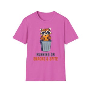 Running On Snacks and Spite Raccoon T-Shirt, Funny Trash Panda Tee afbeelding 10