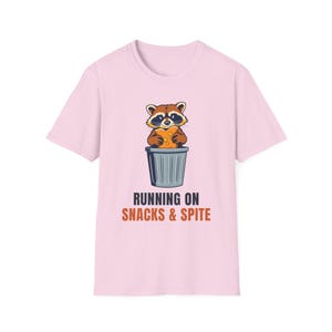 Running On Snacks and Spite Raccoon T-Shirt, Funny Trash Panda Tee afbeelding 9