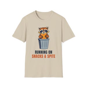 Running On Snacks and Spite Raccoon T-Shirt, Funny Trash Panda Tee afbeelding 4