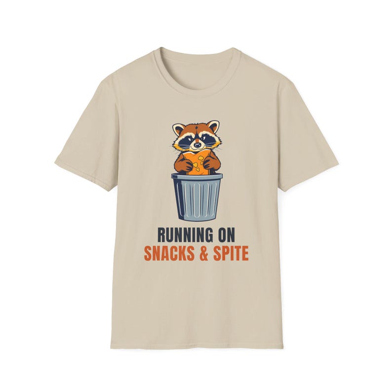 Running On Snacks and Spite Raccoon T-Shirt, Funny Trash Panda Tee afbeelding 4