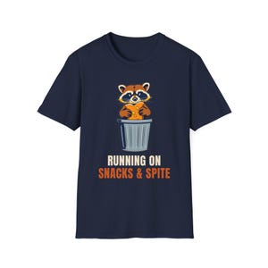Running On Snacks and Spite Raccoon T-Shirt, Funny Trash Panda Tee afbeelding 7
