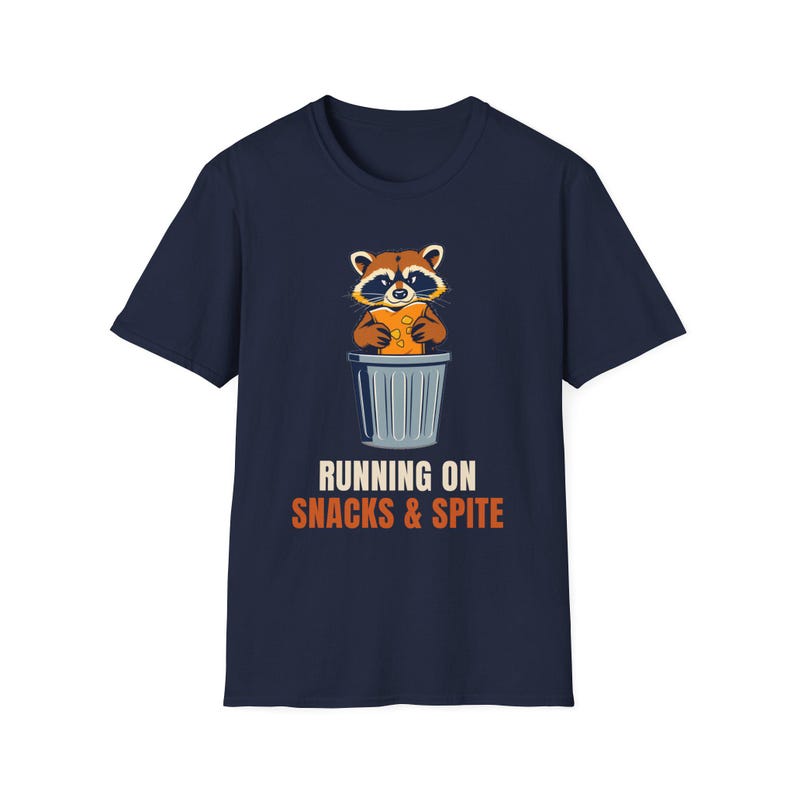Running On Snacks and Spite Raccoon T-Shirt, Funny Trash Panda Tee afbeelding 7