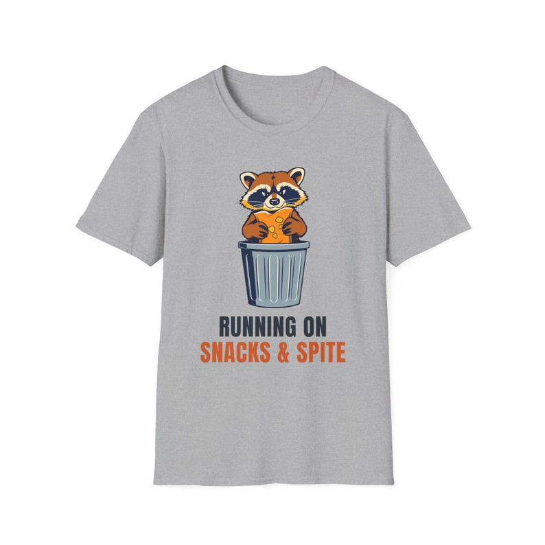 Running On Snacks and Spite Raccoon T-Shirt, Funny Trash Panda Tee afbeelding 5