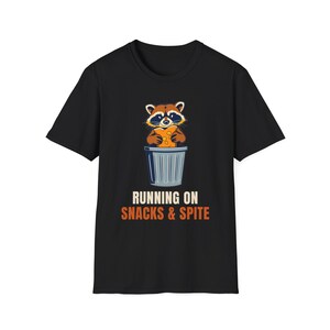 Running On Snacks and Spite Raccoon T-Shirt, Funny Trash Panda Tee afbeelding 1