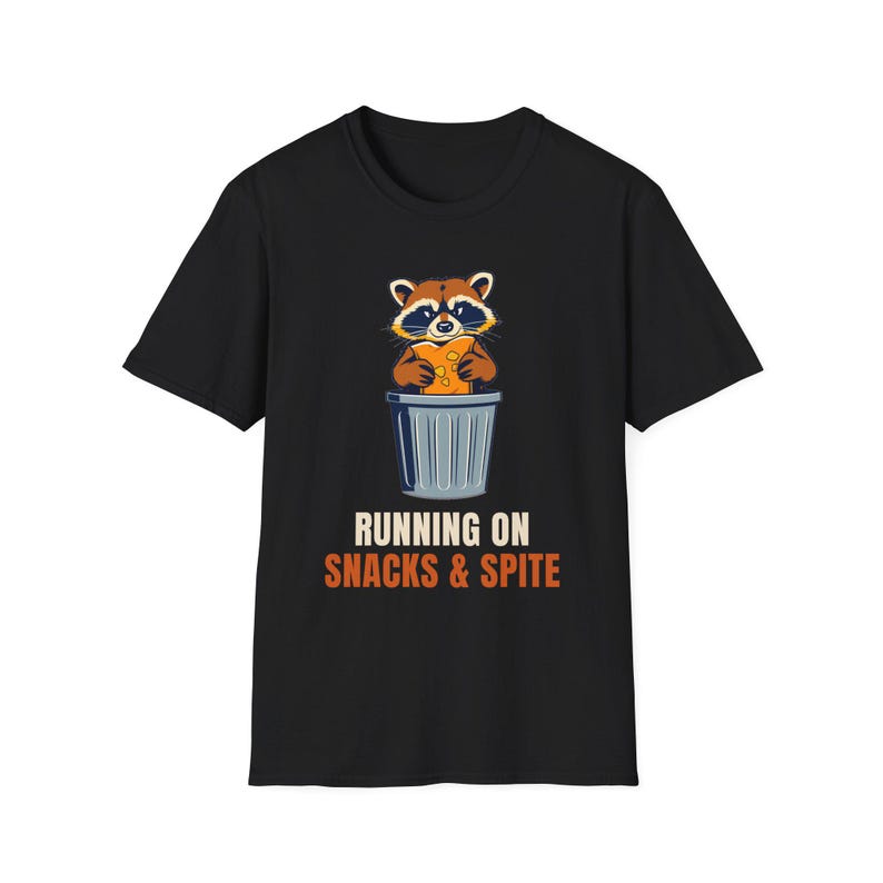Running On Snacks and Spite Raccoon T-Shirt, Funny Trash Panda Tee afbeelding 1