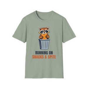 Running On Snacks and Spite Raccoon T-Shirt, Funny Trash Panda Tee afbeelding 8