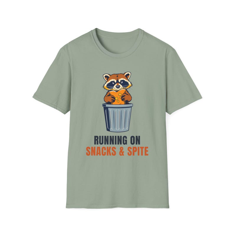 Running On Snacks and Spite Raccoon T-Shirt, Funny Trash Panda Tee afbeelding 8