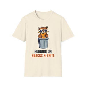 Running On Snacks and Spite Raccoon T-Shirt, Funny Trash Panda Tee afbeelding 3