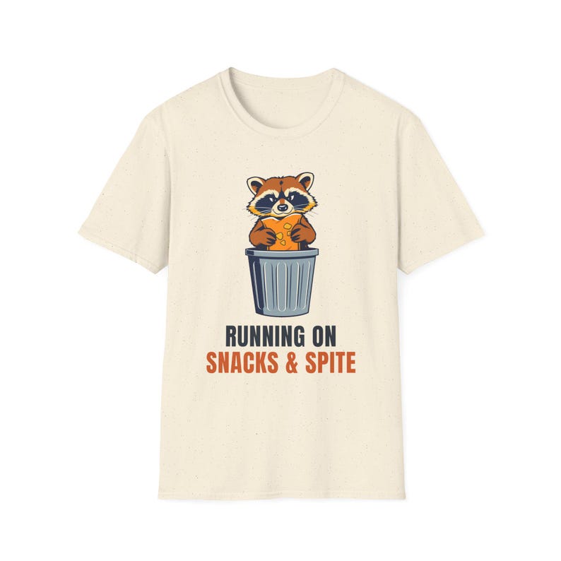 Running On Snacks and Spite Raccoon T-Shirt, Funny Trash Panda Tee afbeelding 3