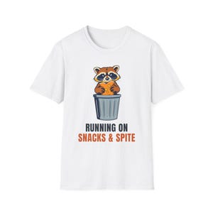 Running On Snacks and Spite Raccoon T-Shirt, Funny Trash Panda Tee afbeelding 2