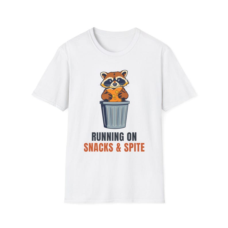 Running On Snacks and Spite Raccoon T-Shirt, Funny Trash Panda Tee afbeelding 2