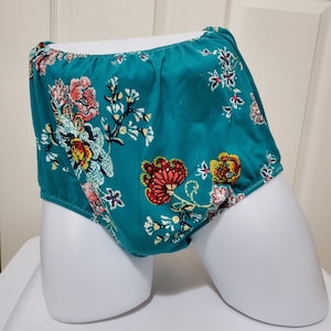 Peut inclure: Sous-vêtements à imprimé floral bleu sarcelle avec une taille élastique froncée.