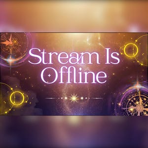 以下が含まれることがあります： 白字で「Stream Is Offline」と書かれたデジタルグラフィック。紫、オレンジ、黄色の宇宙背景。装飾的な天体要素とスターバーストがテキストを囲んでいます。