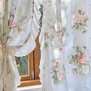 Famhouse Rideau à fleurs roses, rideau romantique en coton imprimé avec bordure en dentelle, piqué semi-obscurcissant shabby chic pour chambre de fille, 1 panneau