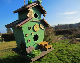 Vogelhaus, Nistkasten, Vogelhäuschen  School