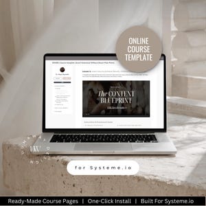 以下が含まれることがあります： 「The Content Blueprint」というテキストが表示されたオンラインコーステンプレートを表示するラップトップ。画面には、指示が記載されたレッスンページが表示されています。ラップトップは石の表面に置かれています。下部には「Ready-Made Course Pages | One-Click Install | Built For Systeme.io」と書かれています。