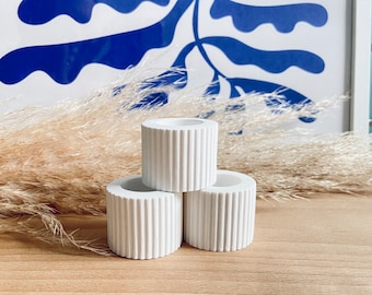 Kleiner Kerzenhalter mit Rillen für Stabkerzen, Stabkerzenständer, Mini Kerzenständer geriffelt, weiß, Hochzeit, Geburtstag, Taufe, Geschenk