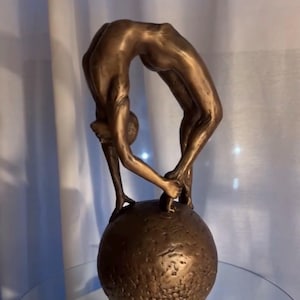 Original Bronze Skulptur „Unendlichkeit“ | Weibliche Figur | Handgemachte Moderne Kunst von Bildhauer Yulia | Limitierte Auflage 1/8
