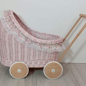 Rieten poppenwagen in roze, peuterleurder, houten kinderwagen speelgoed, pop duwspeelgoed, aangepaste poppenwagen, babyfoto prop, 1e verjaardagscadeau WN 63
