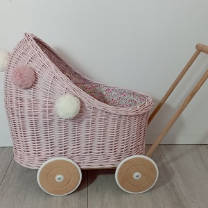 Rieten kinderwagen voor poppen met beddengoed en pompons, natuurlijk speelgoed, biologisch speelgoed, rieten trekmand, rieten speelgoed, opbergmand voor kinderen
