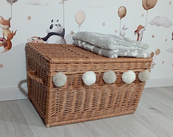 Décoration eko pour chambre de tout-petit, coffre en osier de couleur naturelle avec pompons doux, coffre pour jouet, décoration d'intérieur, panier en osier pour jouet pour enfant, décoration d'intérieur PZ 34