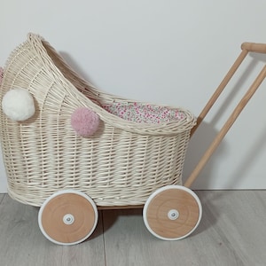 Kinderwagen voor poppen in ecru (crème) kleur + beddengoed en pompons, rieten kinderwagen, kerstcadeau voor peutermeisje, poppenwagen WN 76