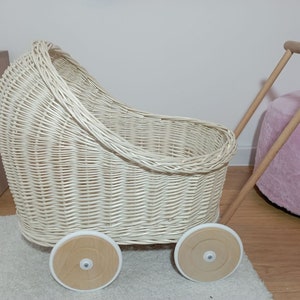 Kinderwagen voor poppen gemaakt van beukenhout en rieten in ecru, cadeau voor peutermeisje, poppenwagen WN 57,