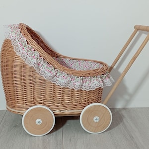 Natuurlijke poppenwagen, Willow Doll Stroller, Doll Stroller, Doll Pram gemaakt van rieten in natuurlijke kleur, beddengoed en franjes WN 72