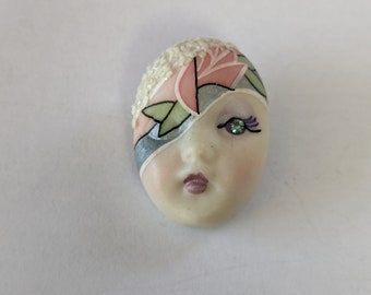 Broche visage en porcelaine peinte à la main « Ooh La La » Adagio