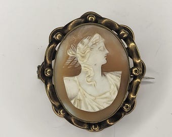 ヴィンテージ彫刻シェルカメオブローチ（小）、ゴールドトーンフレーム