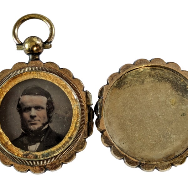 An Antique Victorian Silver Tone Photo Locket with Black & White photo