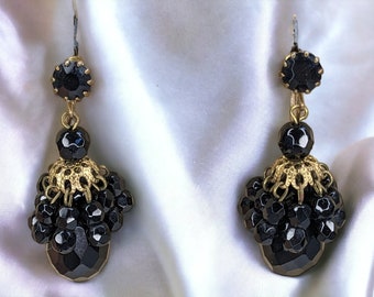 Boucles d'oreilles pendantes édouardiennes anciennes en verre noir