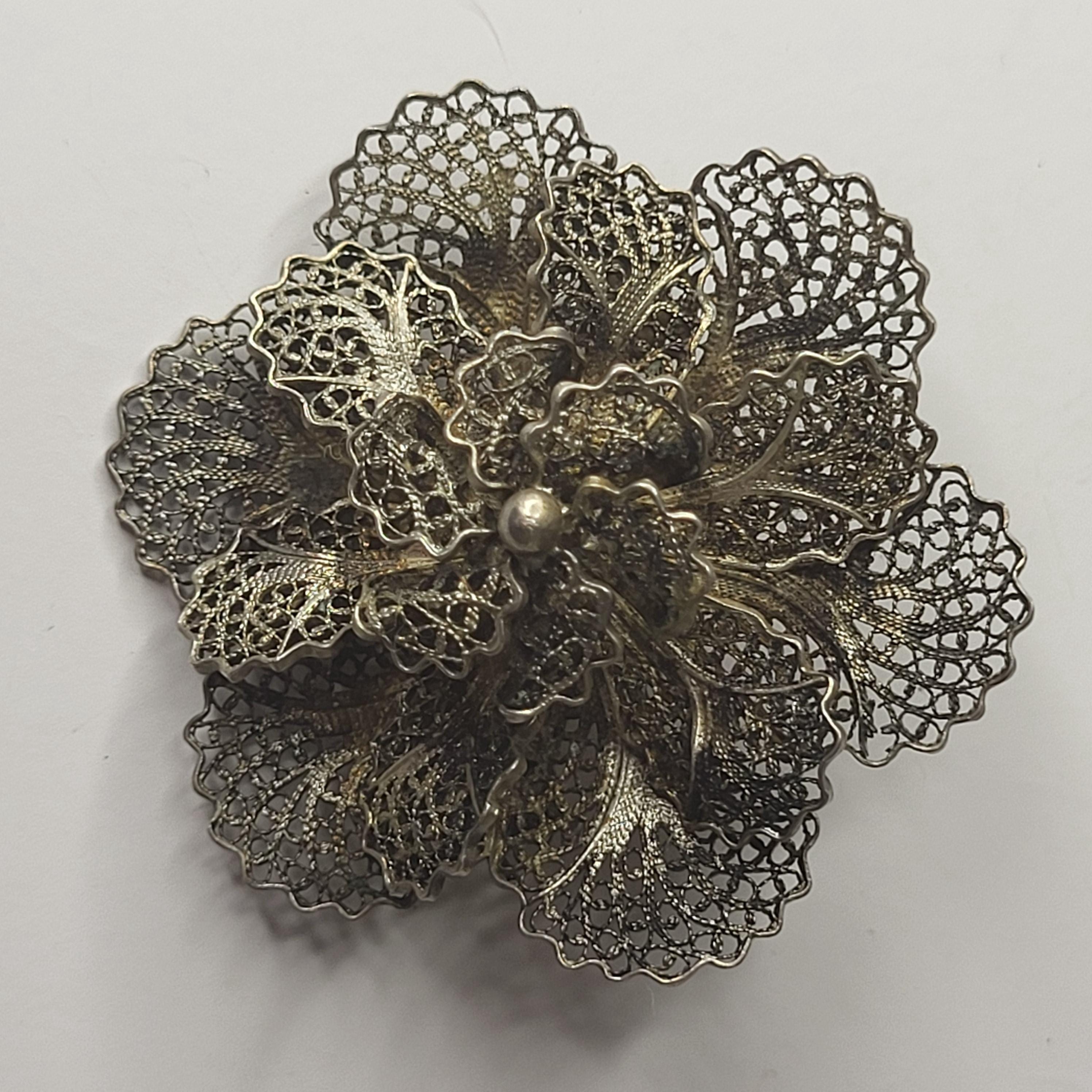 ヴィンテージ＊ブローチ　フィリグリー②　フラワー　シルバー　アンティーク ヴィンテージシルバーフィリグリーフラワーブローチ - 複雑なレイヤー