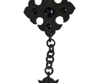 Pendentif / broche antique en vulcanite et chaîne de verre noir