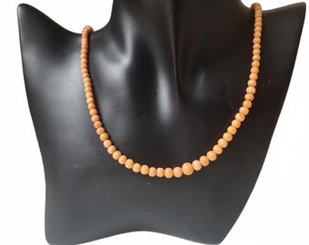 CIRO Halsband med naturlig korallpärlor i 9 karat guld med lås