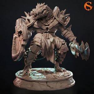Könnte beinhalten: Eine detaillierte Miniaturfigur eines reptilienartigen Kriegers, der eine Rüstung trägt und einen Schild und eine Waffe schwingt. Die Figur ist in Grautönen und Braun bemalt und in einer dynamischen Pose dargestellt.
