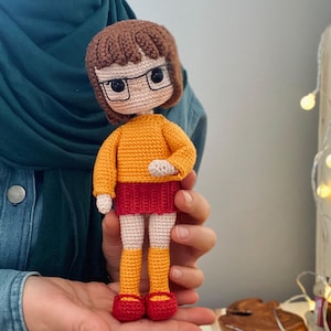 Muñeca amigurumi Vilma de crochet – Patrón PDF en inglés, Chica misteriosa retro (Descarga digital)