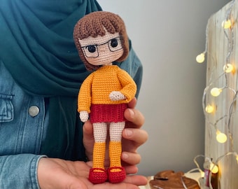 Boneca Vilma Amigurumi de Crochê – Molde em PDF em Inglês, Garota Misteriosa Retrô (Download Digital)