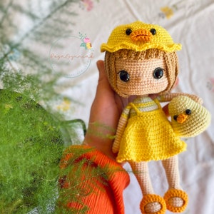 かぎ針編みのアミグルミ リリー人形とひよこひよこの英語のPDFパターン #costümegirl #animalcostümedoll アミグルミ 鳥のコスチューム