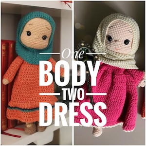 Può includere: Due bambole all'uncinetto che indossano abiti e copricapi di colori diversi. Il testo "One Body Two Dress" è sovrapposto all'immagine.