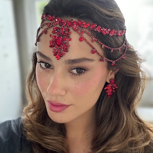 Ensemble serre-tête et boucles d'oreilles de mariée en strass rouges : fronton feuille au henné