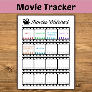 Peut inclure: Un suivi de films imprimable avec un design de pellicule. Le suivi comporte des espaces pour lister les films visionnés, les noter avec des étoiles et écrire des notes. Le texte "Films regardés" est en haut de la page.