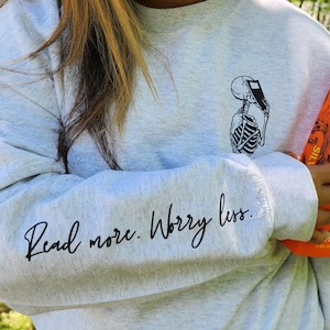 Przeczytaj więcej. Martw się mniej. Sweter Bookish Crewneck